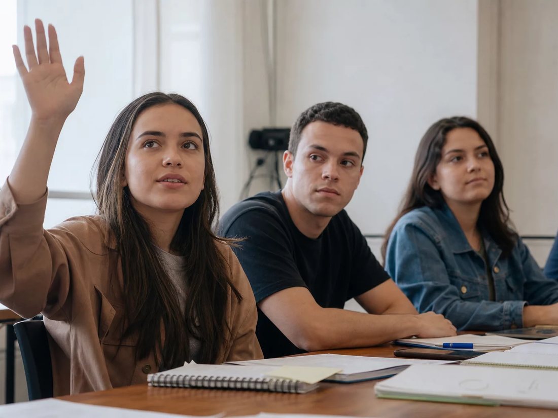 Grupo reduzido em volta da mesa, lendo folhas impressas com posições em disputa